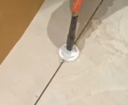 拜泉瓷砖空鼓维修公司专业解答瓷砖在铺贴过程中，如果没有涂抹均匀到位的粘结材料（如水泥砂浆或瓷砖胶），可能会导致以下问题
