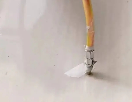 拜泉瓷砖空鼓维修公司专业解答在瓷砖铺贴过程中，如果使用的砂料过粗（如全部使用了粗砂），可能会导致以下问题