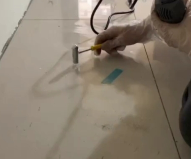 拜泉瓷砖开裂维修公司专业分享瓷砖在铺贴前如果没有沥干水分，将会导致以下问题